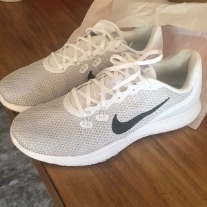 Women’s nike flex trainer sneakers 👟